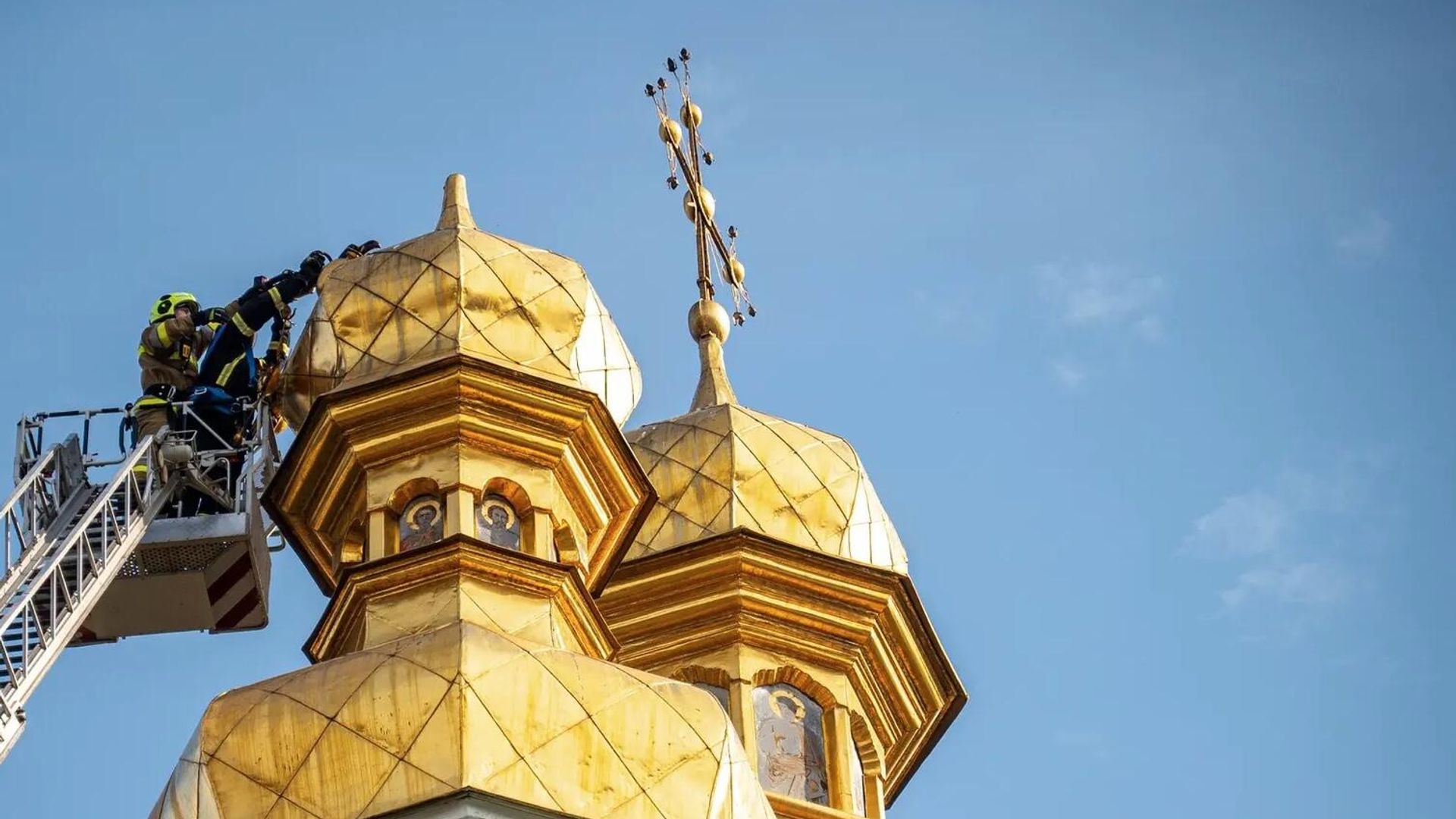 Золотой крест частично завалился на куполе Церкви Всех Святых, расположенной в Киеве на территории Киево-Печерской лавры - РИА Новости, 1920, 08.03.2025