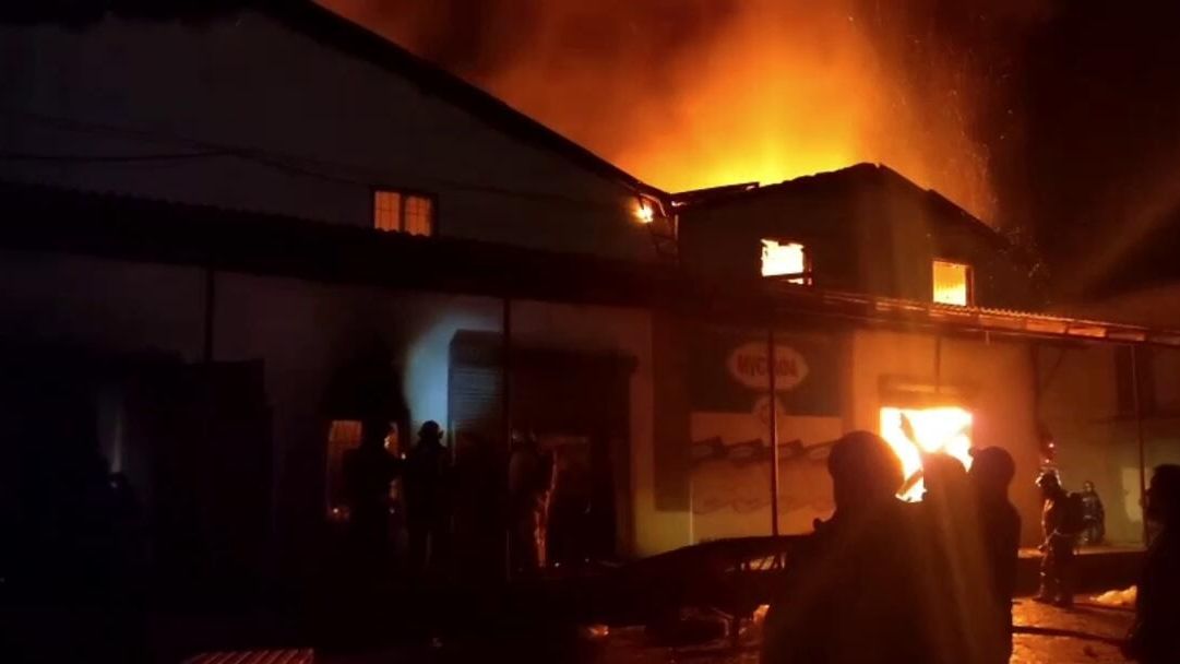 Пожар в одноэтажных ангарах на Куядинском рынке в Дагестане. 8 марта 2025 Пожар в одноэтажных ангарах на Куядинском рынке в Дагестане. 8 марта 2025 - РИА Новости, 1920, 08.03.2025