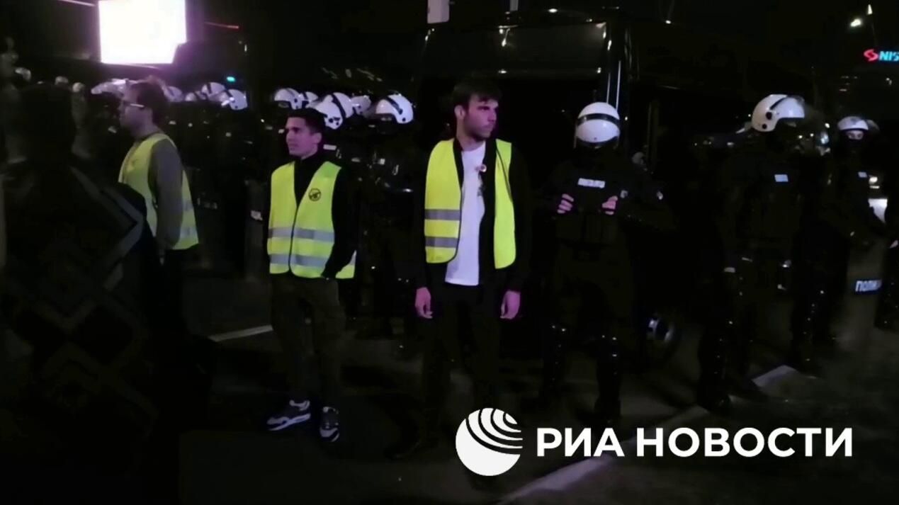 Полиция блокирует аграриям въезд на протест в центр Белграда через мост на тракторах Полиция блокирует аграриям въезд на протест в центр Белграда через мост на тракторах - РИА Новости, 1920, 11.03.2025