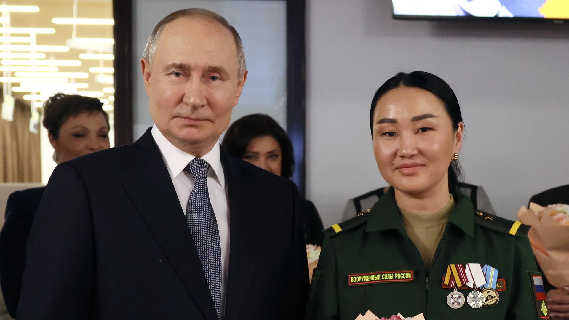 Президент РФ Владимир Путин и ветеран боевых действий Айдысмаа Монгуш во время встречи в Едином центре поддержки участников СВО Президент РФ Владимир Путин и ветеран боевых действий Айдысмаа Монгуш во время встречи в Едином центре поддержки участников СВО - РИА Новости, 1920, 28.04.2025