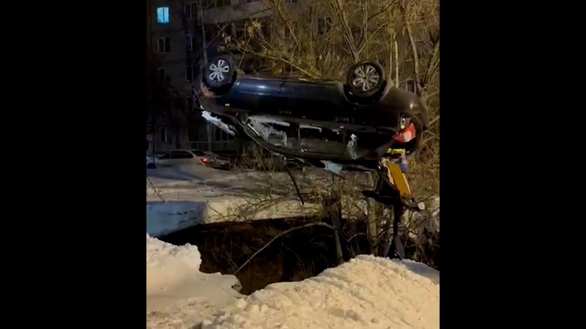 Кадры с автомобилем, провалившимся под землю в Уфе Кадры с автомобилем, провалившимся под землю в Уфе - РИА Новости, 1920, 10.03.2025