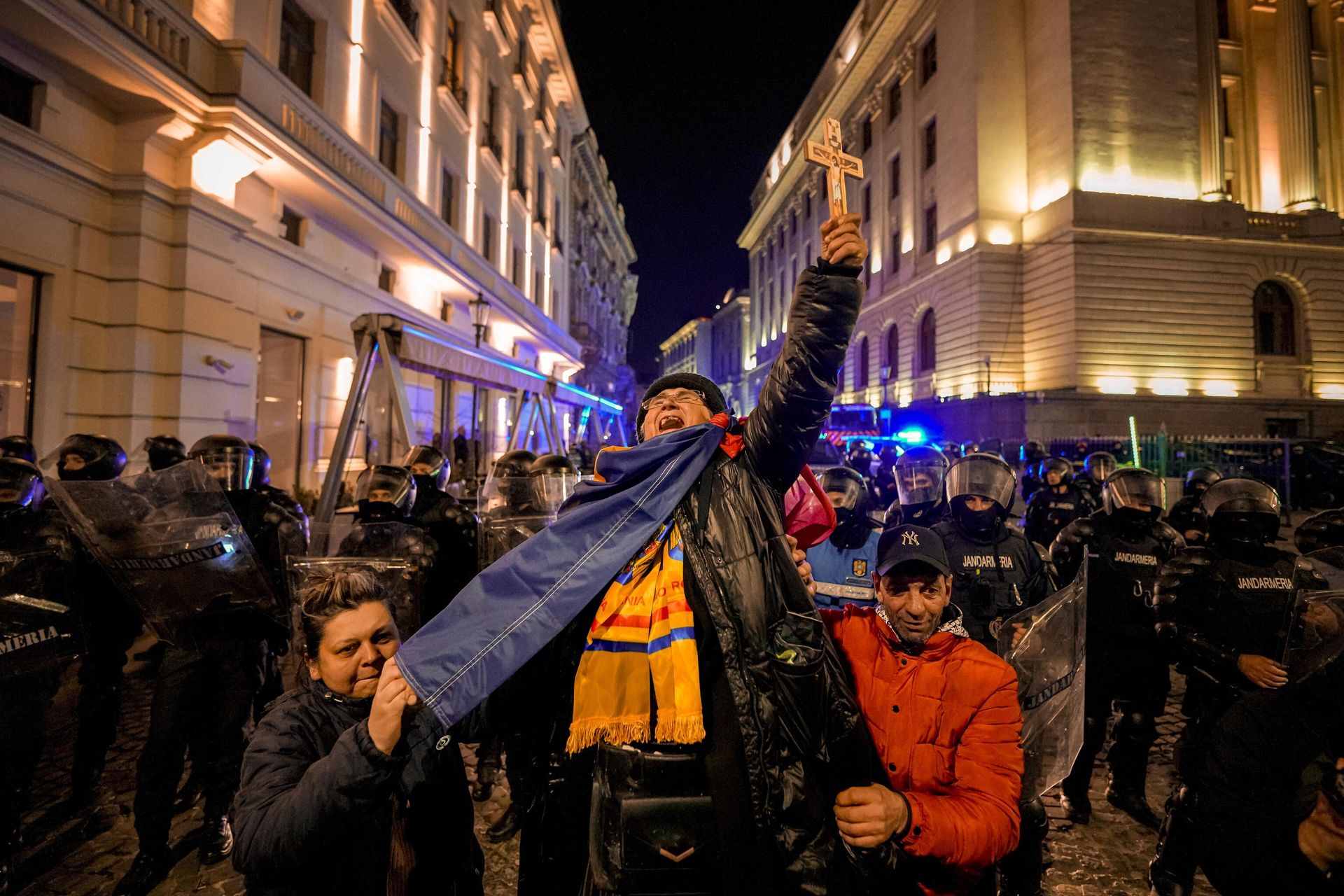 Акция протеста у ЦИК Румынии после недопуска Кэлин Джорджеску к выборам - РИА Новости, 1920, 08.04.2025
