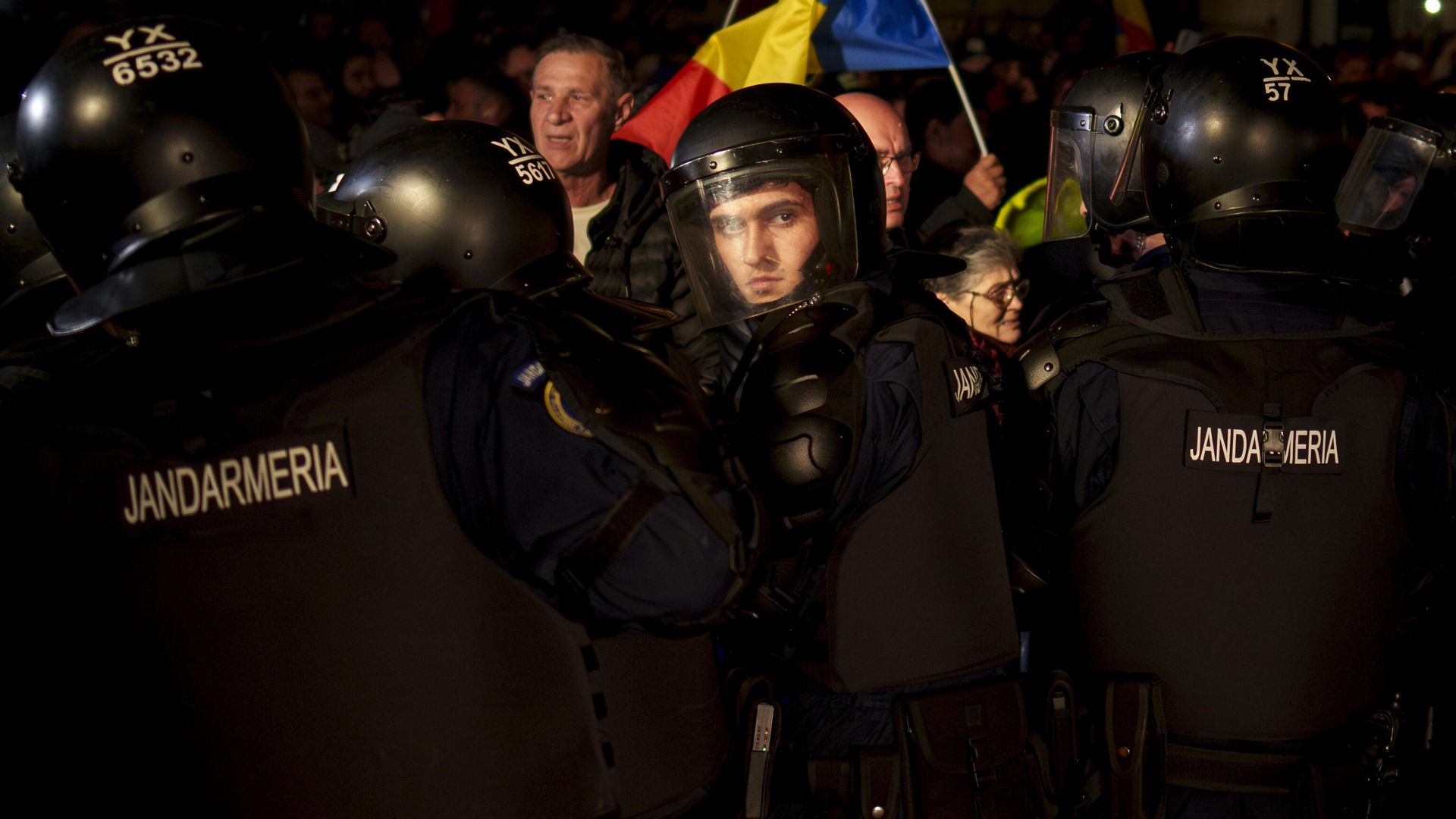 Полицейские во время акции протеста у ЦИК Румынии после недопуска Кэлина Джорджеску к выборам Полицейские во время акции протеста у ЦИК Румынии после недопуска Кэлина Джорджеску к выборам - РИА Новости, 1920, 18.05.2025