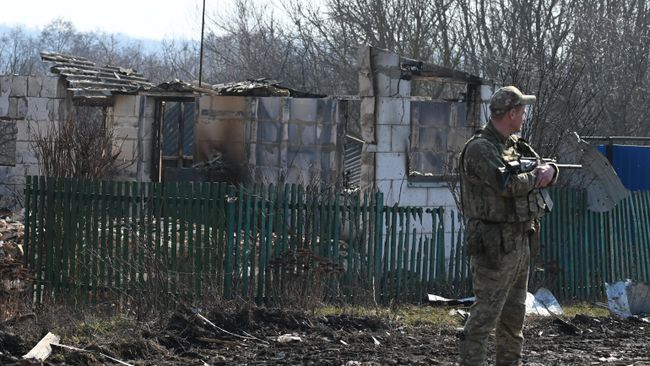 Военнослужащий РФ на территории освобожденной деревни в Курской области