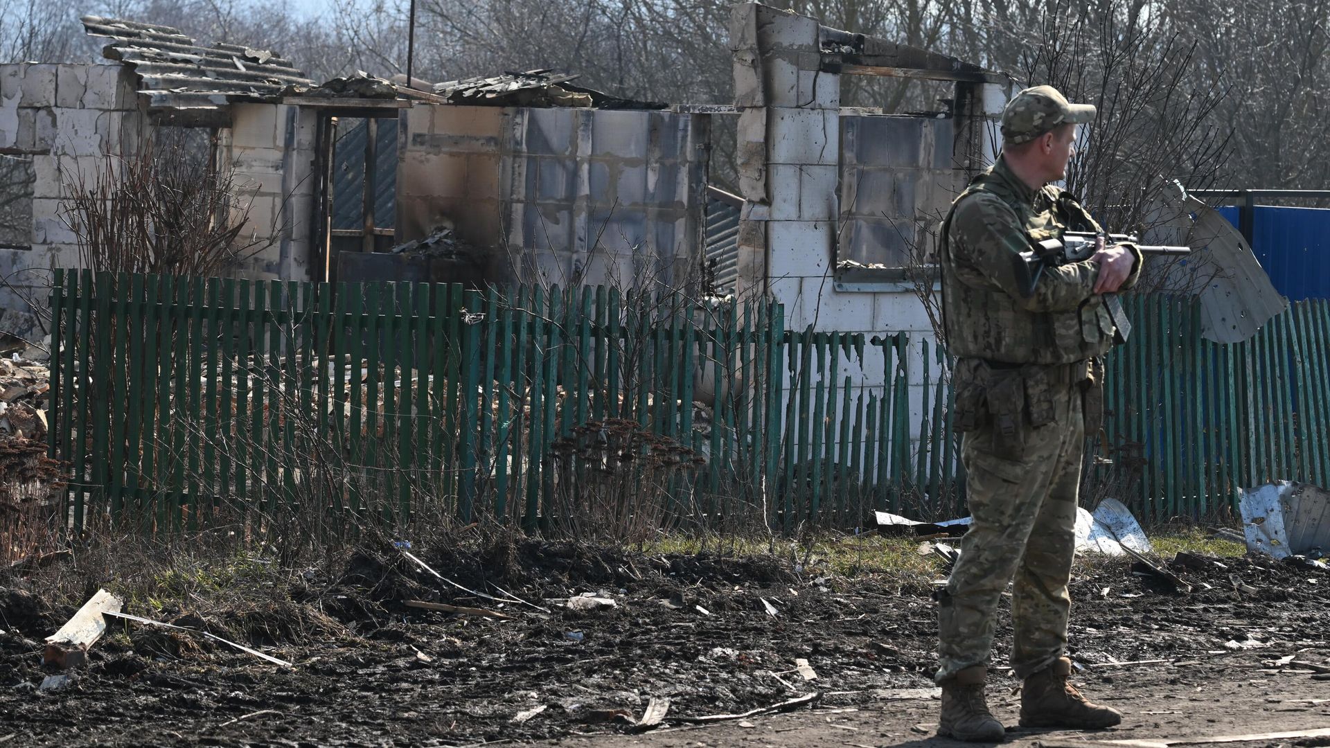 Военнослужащий РФ на территории освобожденной деревни в Курской области Военнослужащий РФ на территории освобожденной деревни в Курской области - РИА Новости, 1920, 05.04.2025