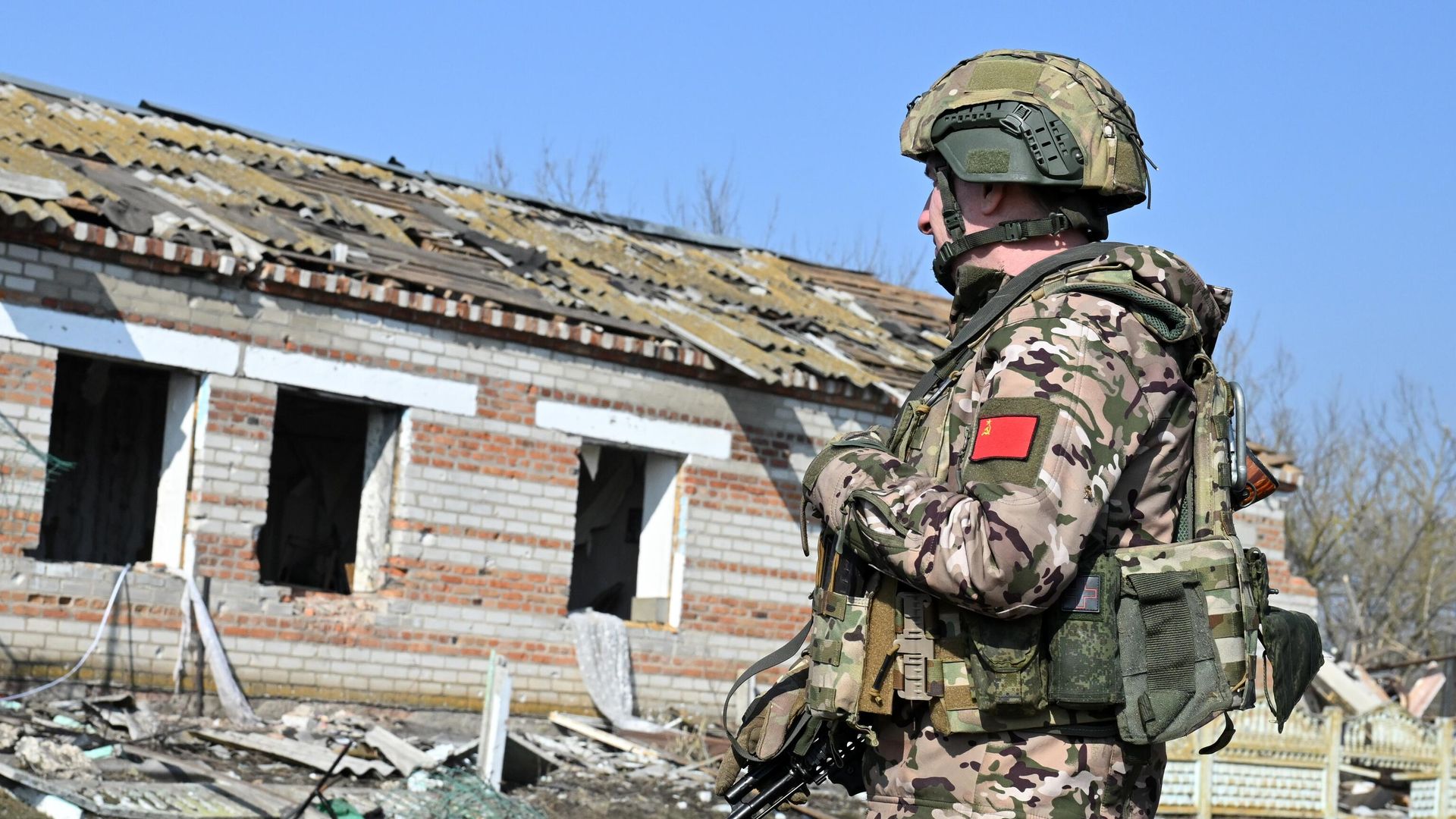 Военнослужащий РФ на территории освобожденного села Погребки в Суджанском районе Курской области - РИА Новости, 1920, 04.12.2025