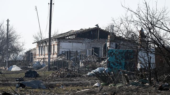 Разрушенное здание на территории освобожденного села Погребки в Суджанском районе Курской области