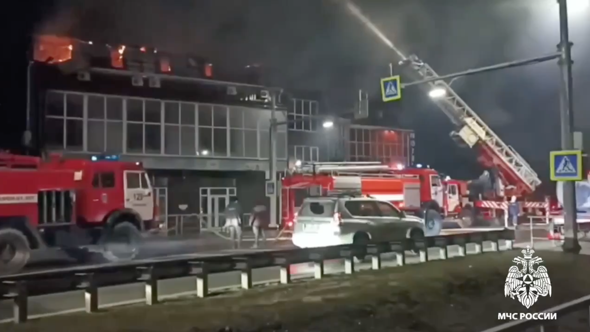 Сотрудники МЧС ликвидируют пожар в городе Кропоткин, Краснодарский край - РИА Новости, 1920, 10.03.2025