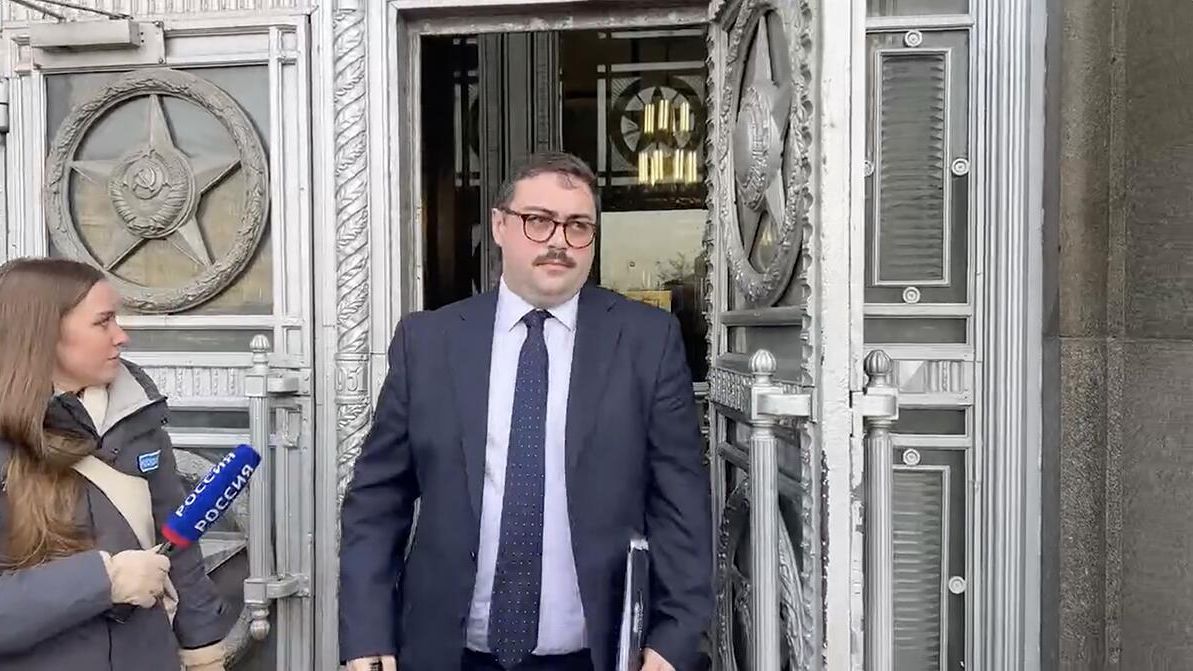 Представитель посольства Британии в Москве у здания МИД России. 10 марта 2025 Представитель посольства Британии в Москве у здания МИД России. 10 марта 2025 - РИА Новости, 1920, 10.03.2025