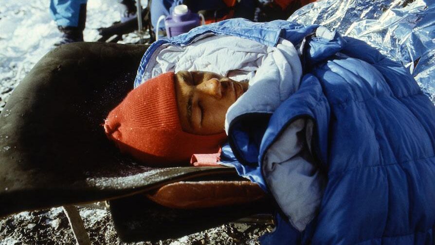 Альпинист Миро Грозман во время спасательной операции на пике Ленина в 1990 году - РИА Новости, 1920, 10.03.2025