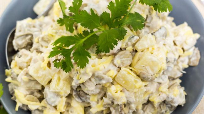 Салат из курицы с ананасами, грибами и сыром