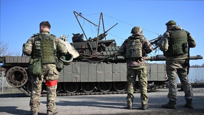 Военнослужащие ВС РФ возле подбитого танка