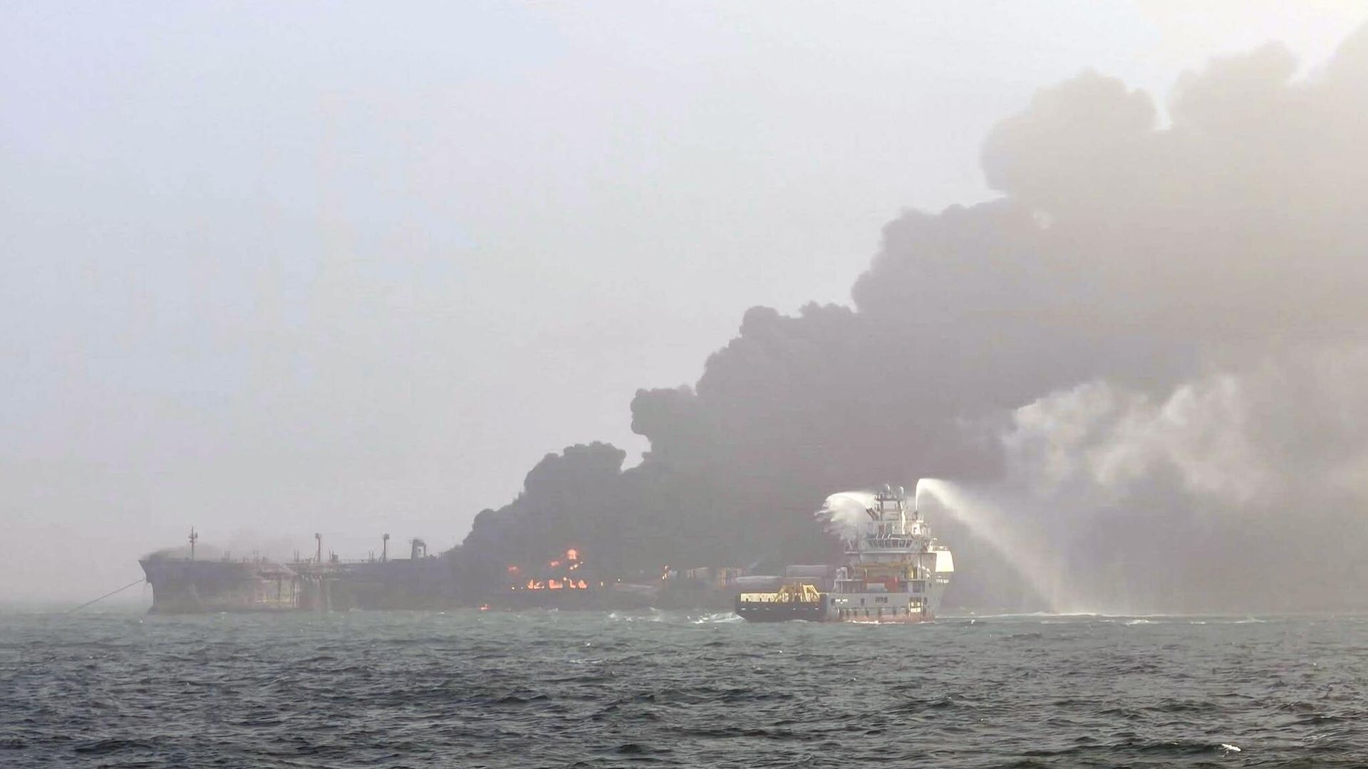 Пожар после столкновения нефтяного танкера и грузового судна в Северном море - РИА Новости, 1920, 10.03.2025