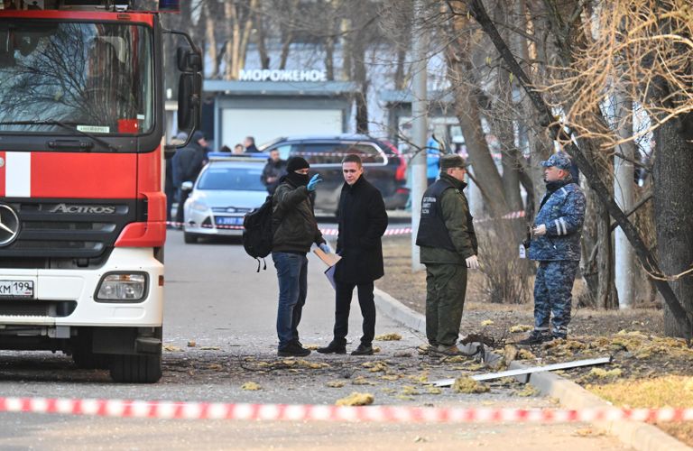 Сотрудники спецслужб у дома, поврежденного из-за падения обломков сбитого БПЛА на Домодедовской улице в Москве Сотрудники спецслужб у дома, поврежденного из-за падения обломков сбитого БПЛА на Домодедовской улице в Москве