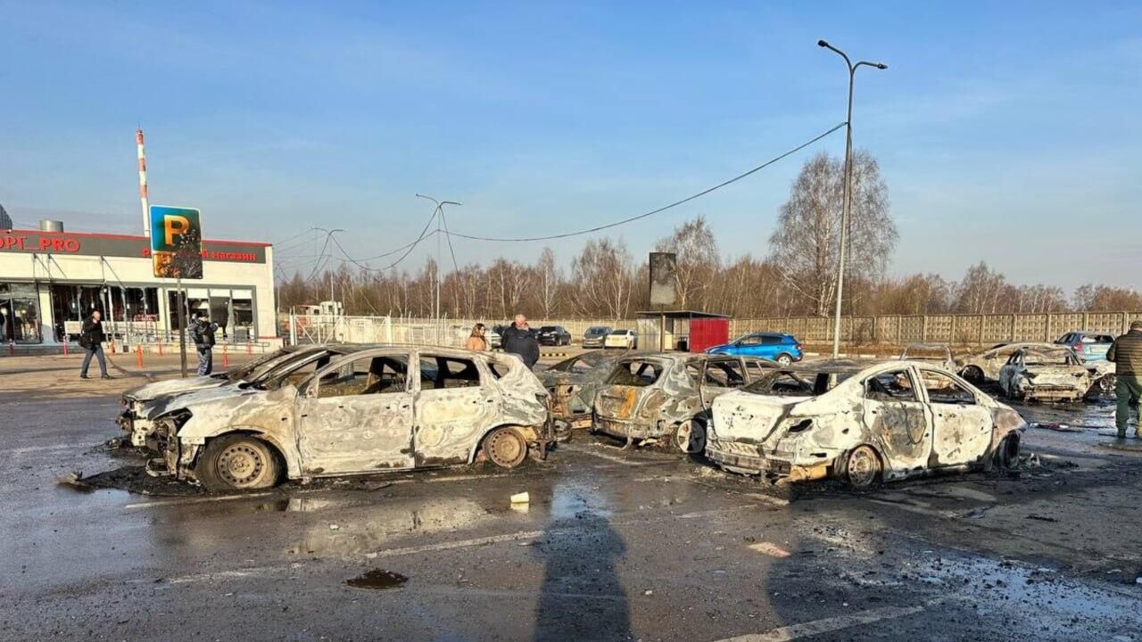 Сгоревшие автомобили на парковке у дистрибьюторского центра компании Мираторг в Домодедово - РИА Новости, 1920, 11.03.2025