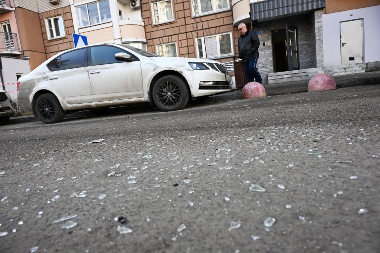 Осколки у жилого дома, поврежденного из-за падения обломков сбитого БПЛА в Видном Осколки у жилого дома, поврежденного из-за падения обломков сбитого БПЛА в Видном