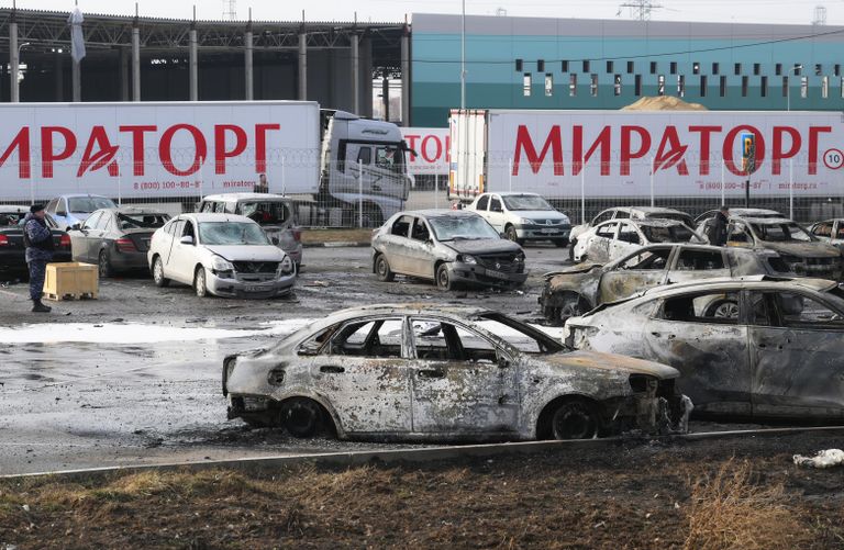 Сгревшие автомобили на парковке у дистрибьютерского центра Мираторг в Домодедово Сгревшие автомобили на парковке у дистрибьютерского центра Мираторг в Домодедово