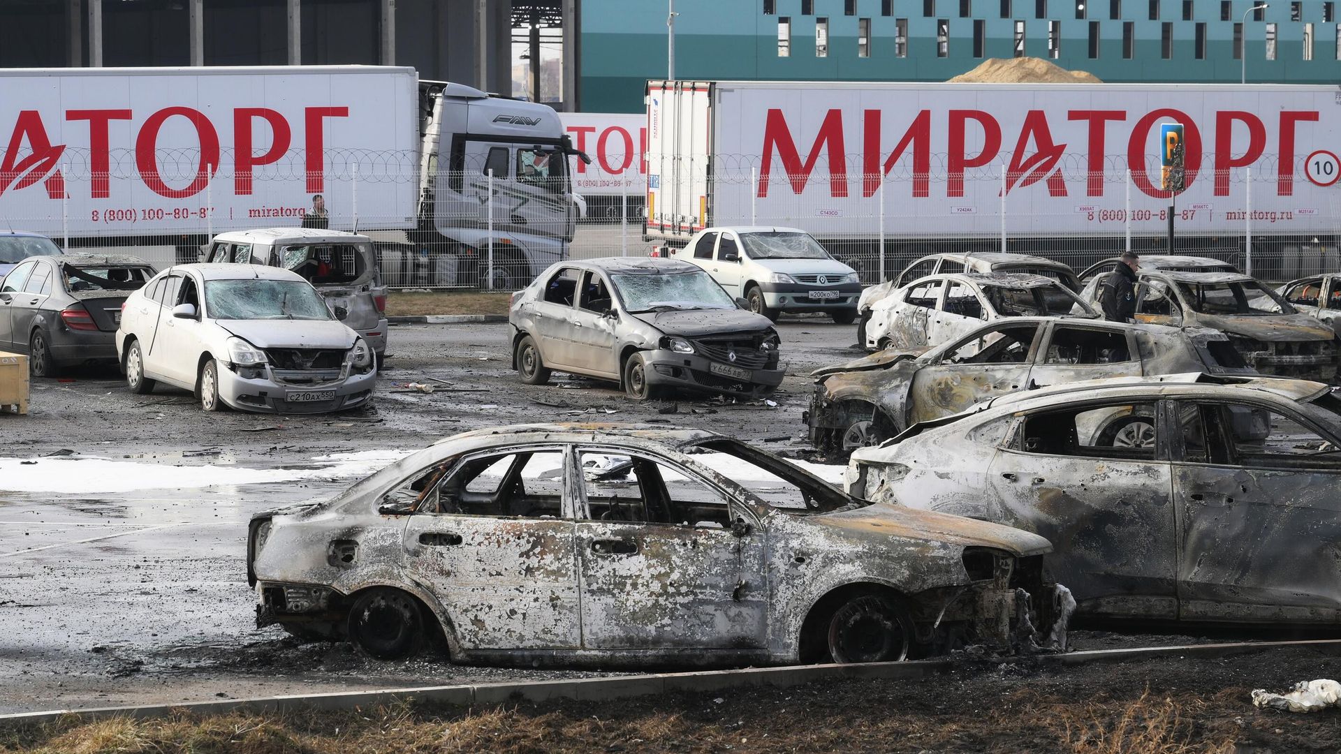Сгревшие автомобили на парковке у дистрибьютерского центра Мираторг в Домодедово. 11 марта 2025 Сгревшие автомобили на парковке у дистрибьютерского центра Мираторг в Домодедово. 11 марта 2025 - РИА Новости, 1920, 11.03.2025
