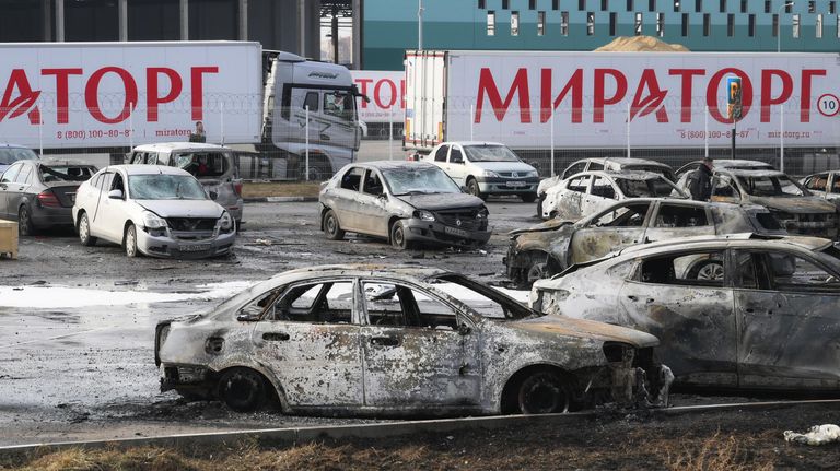 Сгревшие автомобили на парковке у дистрибьютерского центра Мираторг в Домодедово Сгревшие автомобили на парковке у дистрибьютерского центра Мираторг в Домодедово