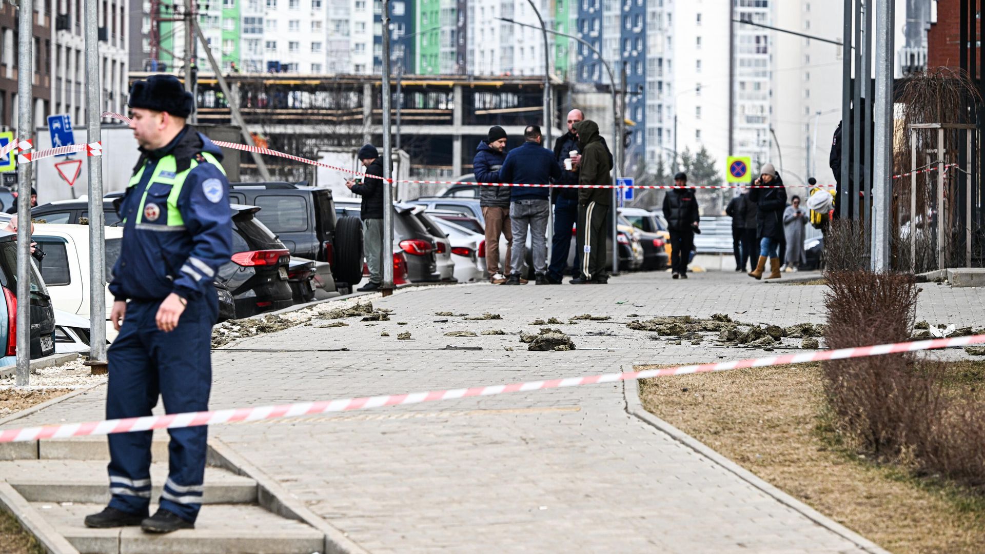 Оцепление у жилого дома, поврежденного из-за падения обломков сбитого дрона, в Видном Оцепление у жилого дома, поврежденного из-за падения обломков сбитого дрона, в Видном - РИА Новости, 1920, 11.03.2025