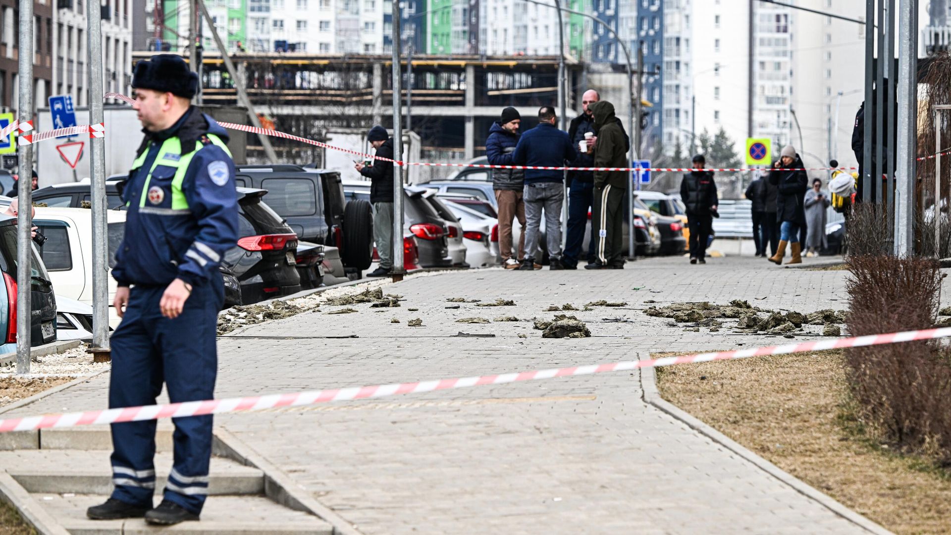 Оцепление у жилого дома, поврежденного из-за падения обломков сбитого дрона, в Видном - РИА Новости, 1920, 11.03.2025