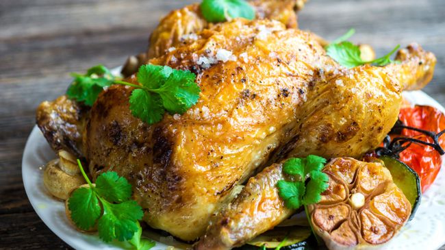 Золотистая жареная курица по-деревенски со специями 