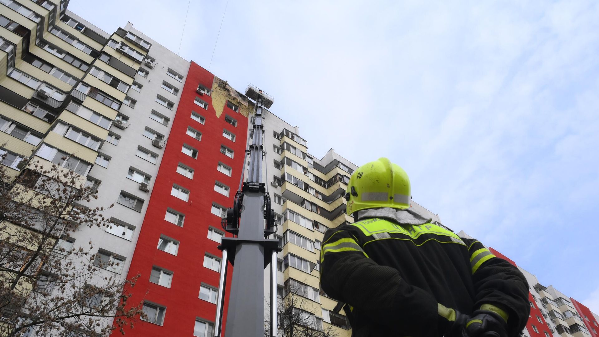 Сотрудники спецслужб работают у дома, поврежденного из-за падения обломков сбитого БПЛА на Домодедовской улице в Москве Сотрудники спецслужб работают у дома, поврежденного из-за падения обломков сбитого БПЛА на Домодедовской улице в Москве - РИА Новости, 1920, 11.03.2025