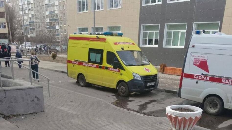 Машины скорой помощи возле школы в Нижнем Новгороде, где ученик ударил ножом двух своих одноклассников Машины скорой помощи возле школы в Нижнем Новгороде, где ученик ударил ножом двух своих одноклассников - РИА Новости, 1920, 11.03.2025