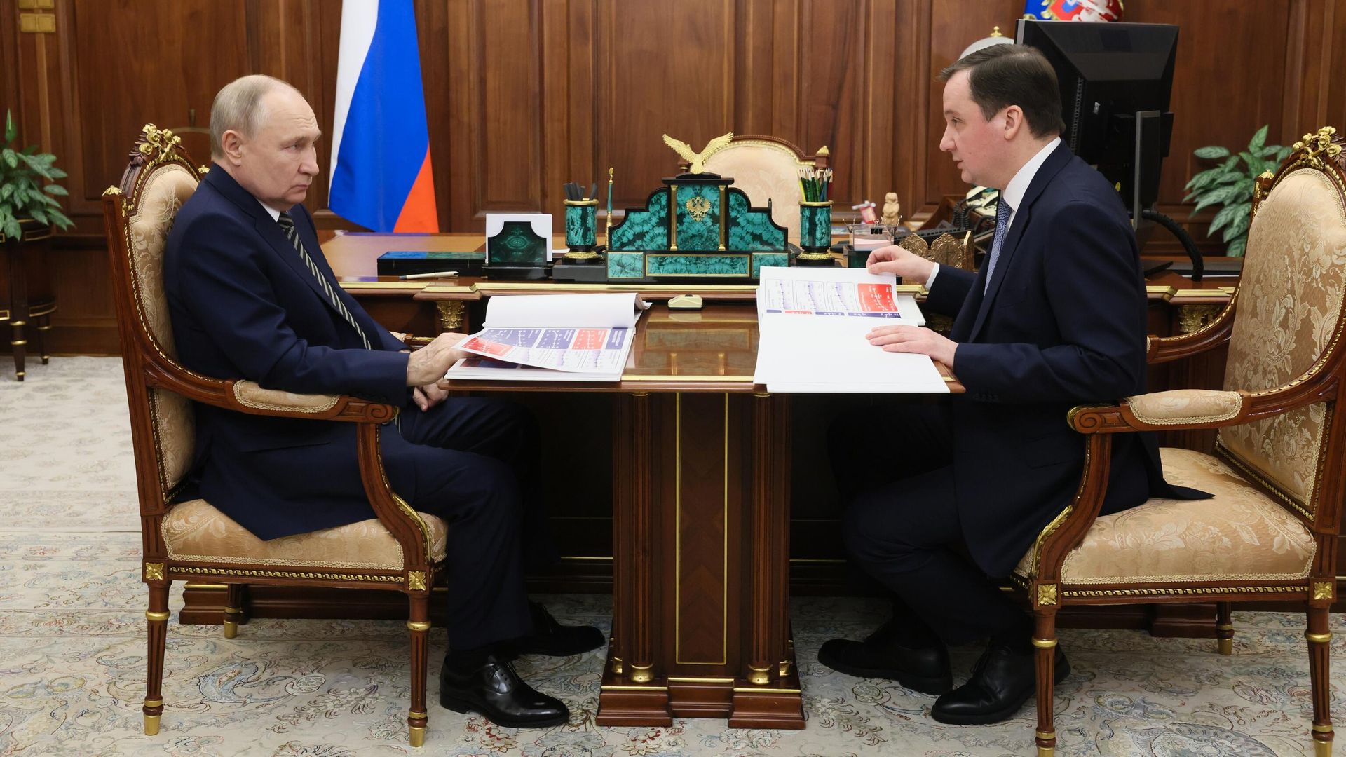 Президент Владимир Путин и губернатор Архангельской области Александр Цыбульский во время встречи Президент Владимир Путин и губернатор Архангельской области Александр Цыбульский во время встречи - РИА Новости, 1920, 11.03.2025