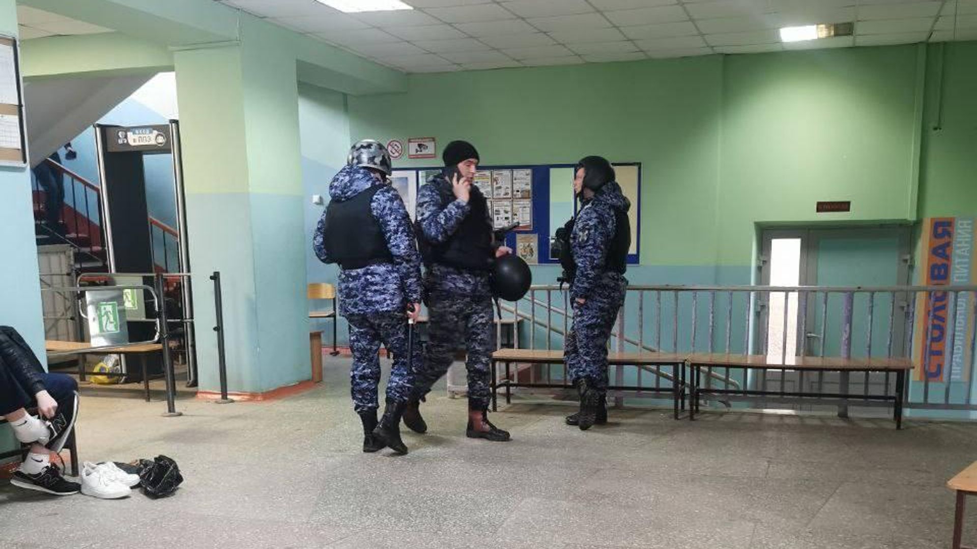 Сотрудники полиции в школе в Нижнем Новгороде, где ученик напал с ножом на своих одноклассников Сотрудники полиции в школе в Нижнем Новгороде, где ученик напал с ножом на своих одноклассников - РИА Новости, 1920, 11.03.2025
