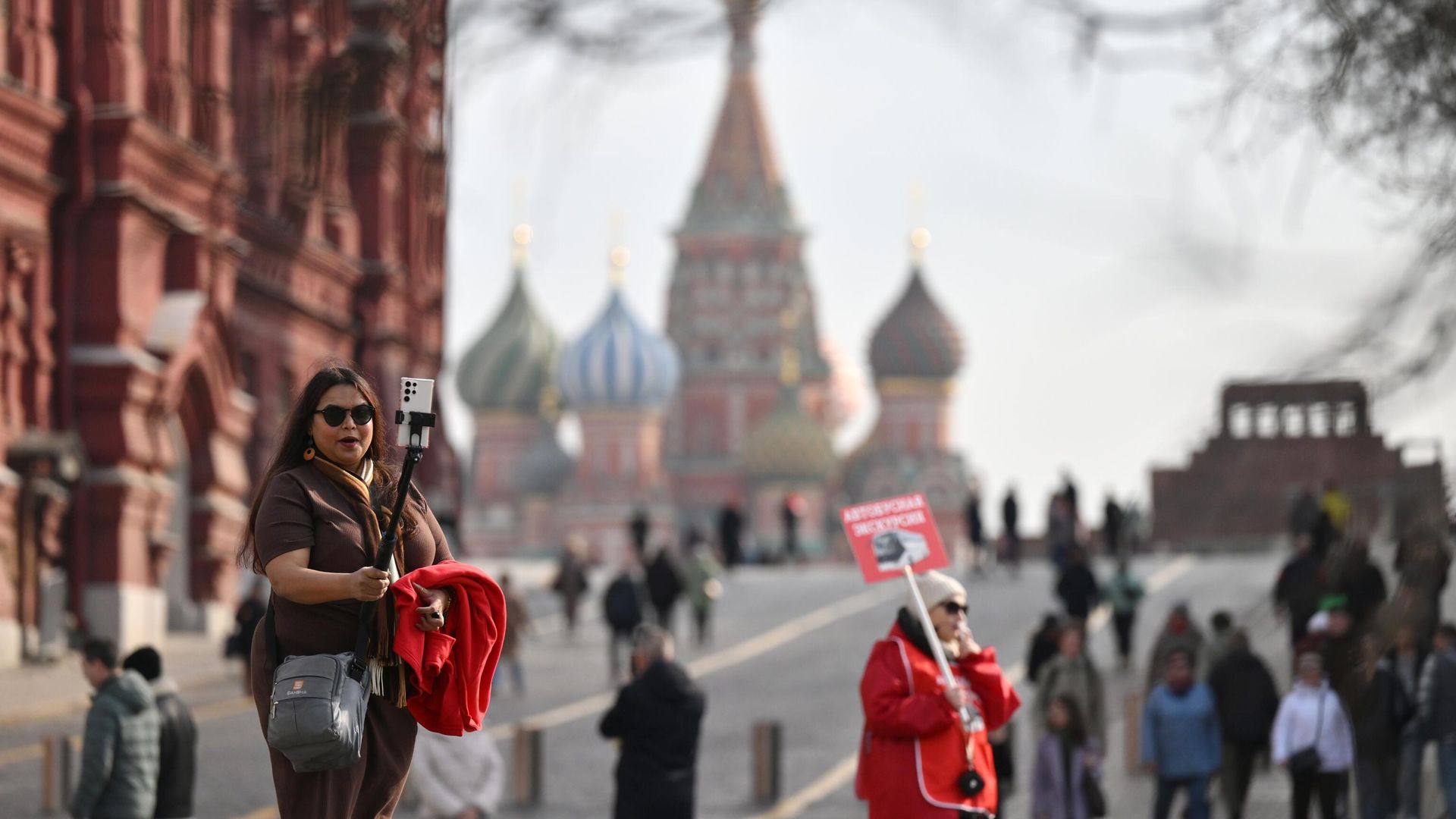 Прохожие на Кремлевском проезде у Красной площади в Москве Прохожие на Кремлевском проезде у Красной площади в Москве - РИА Новости, 1920, 30.04.2025