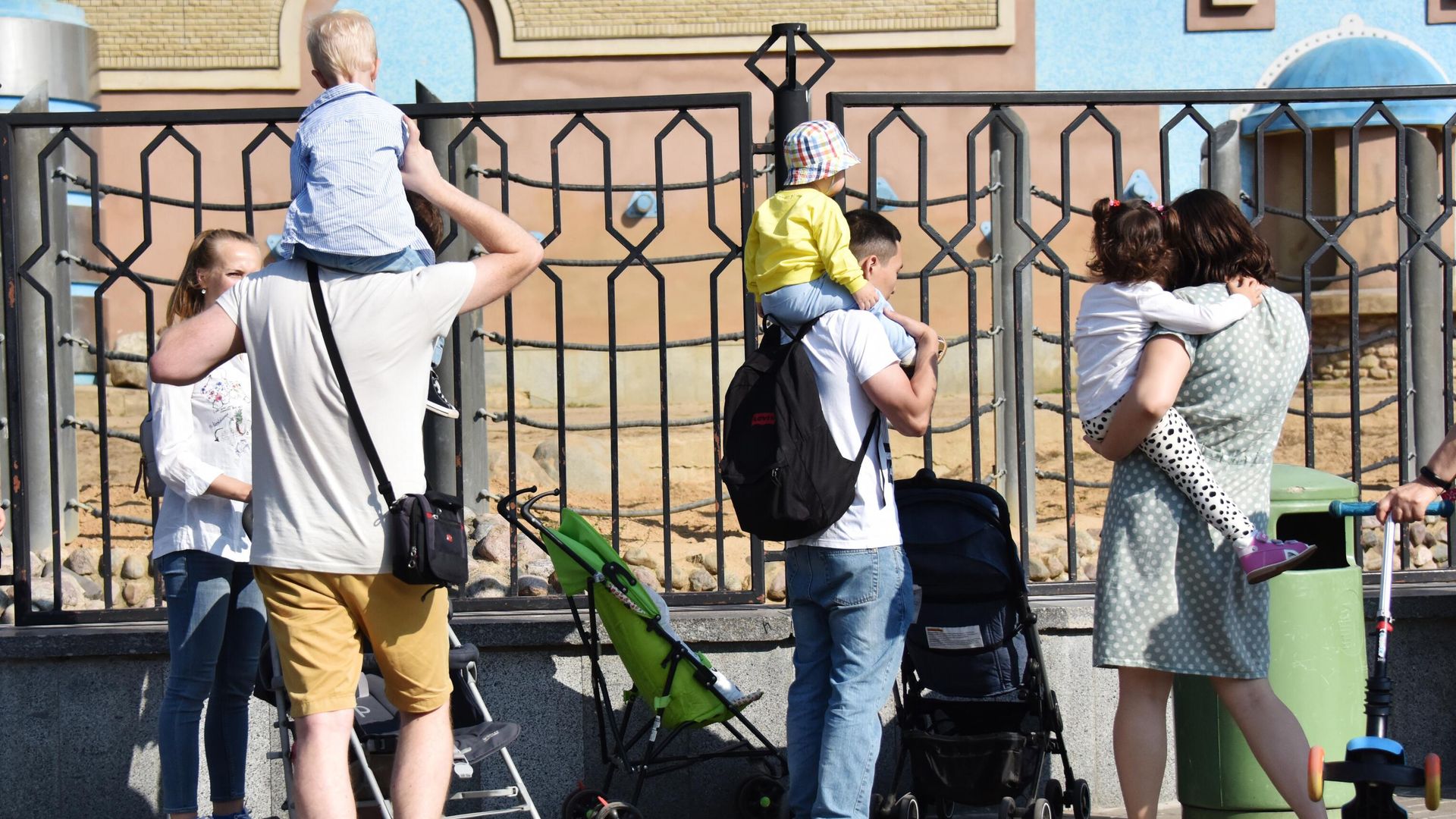 Люди с детьми в Московском зоопарке Люди с детьми в Московском зоопарке - РИА Новости, 1920, 13.03.2025