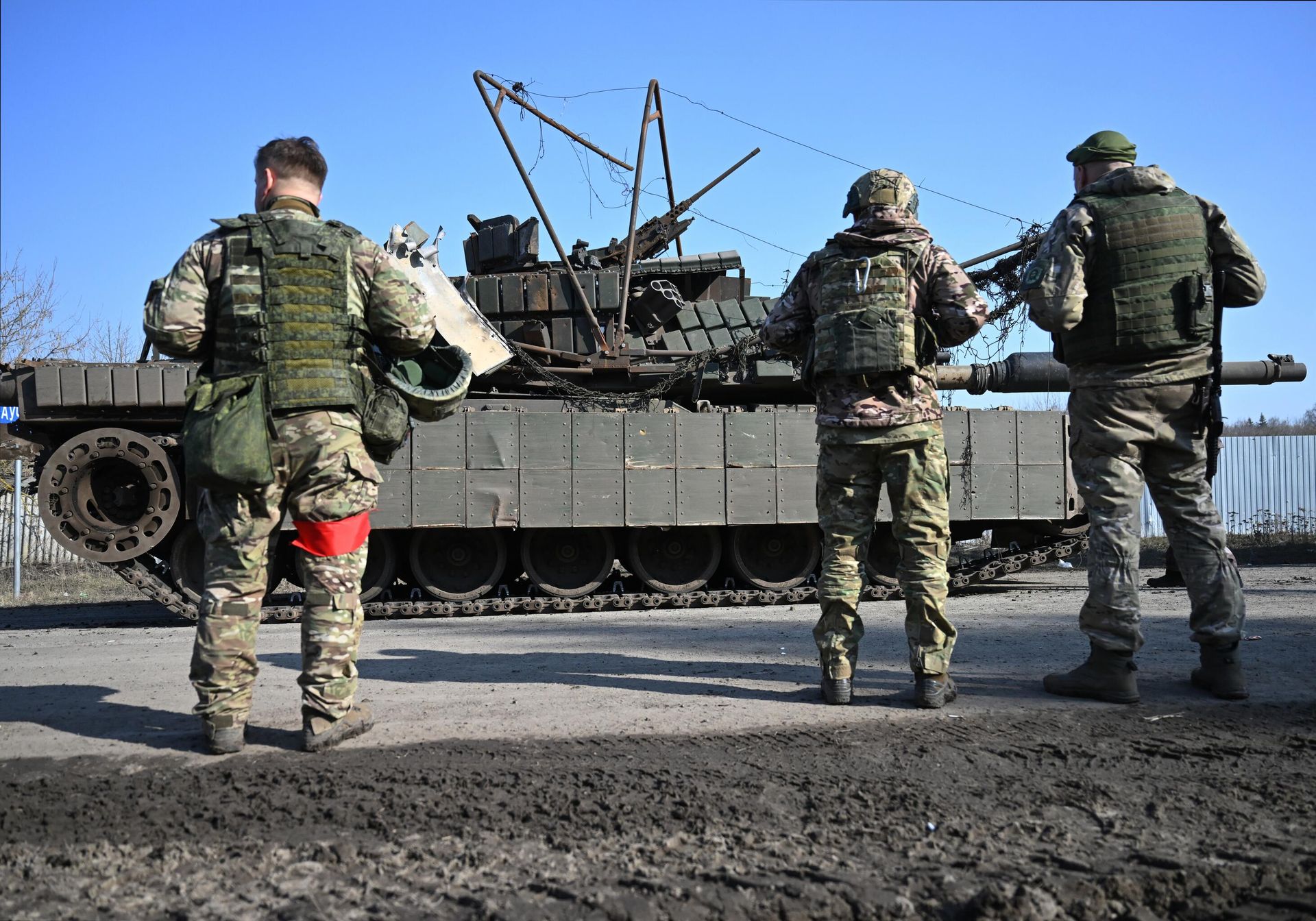 Военнослужащие группировки войск Север ВС РФ возле подбитого танка М1 Абрамс ВСУ, эвакуированного из-под Суджи в ходе специальной военной операции Военнослужащие группировки войск Север ВС РФ возле подбитого танка М1 Абрамс ВСУ, эвакуированного из-под Суджи в ходе специальной военной операции - РИА Новости, 1920, 11.03.2025