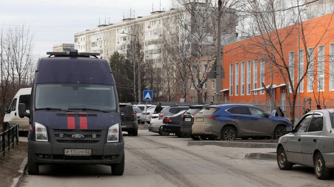 Автомобиль Следственного комитета РФ неподалеку от здания школы №117 в Нижнем Новгороде, где между учениками 8-го класса одной произошел конфликт