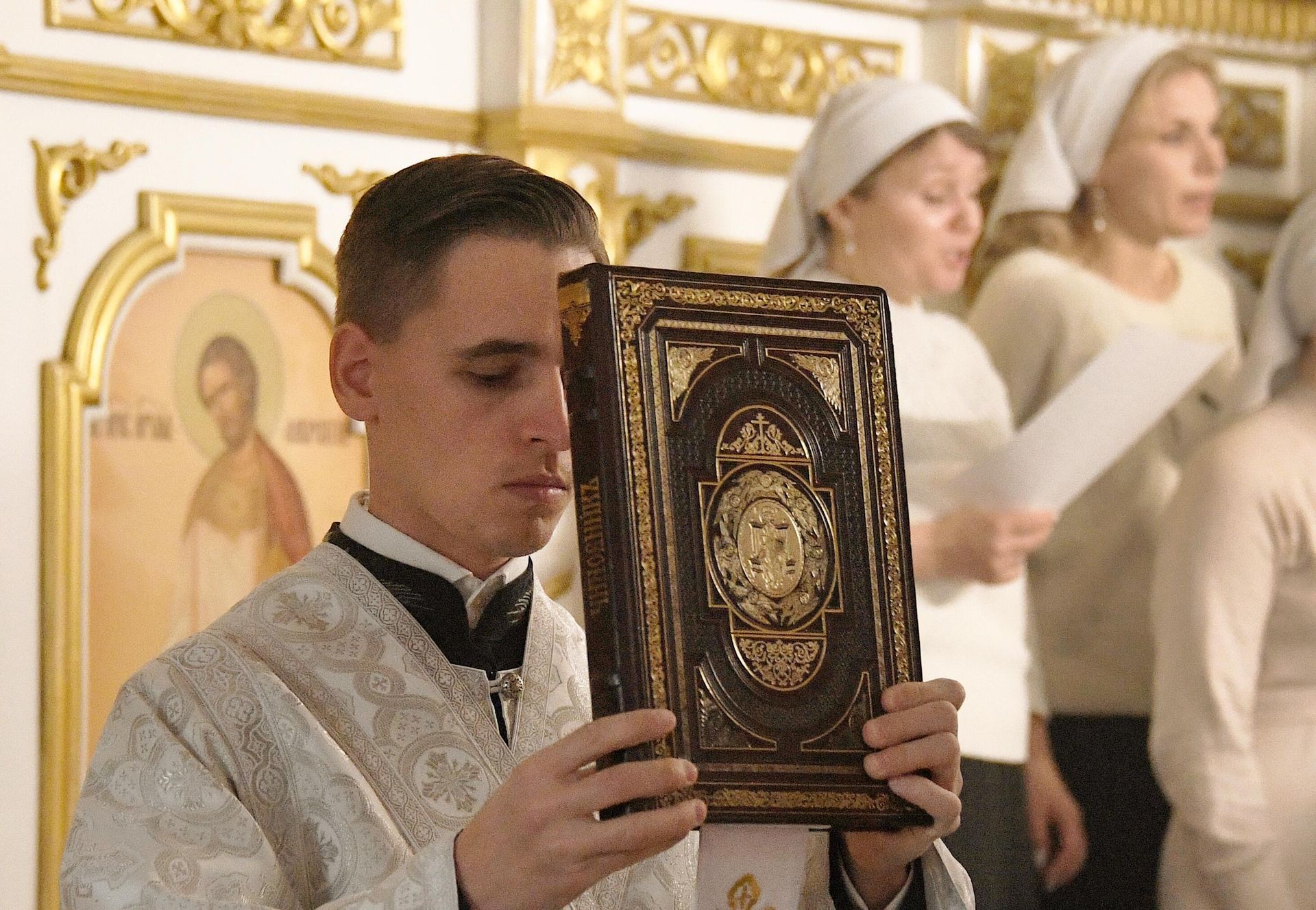 Священнослужитель во время всенощного бдения в храме Успения Божией Матери во Владивостоке Священнослужитель во время всенощного бдения в храме Успения Божией Матери во Владивостоке - РИА Новости, 1920, 20.06.2025