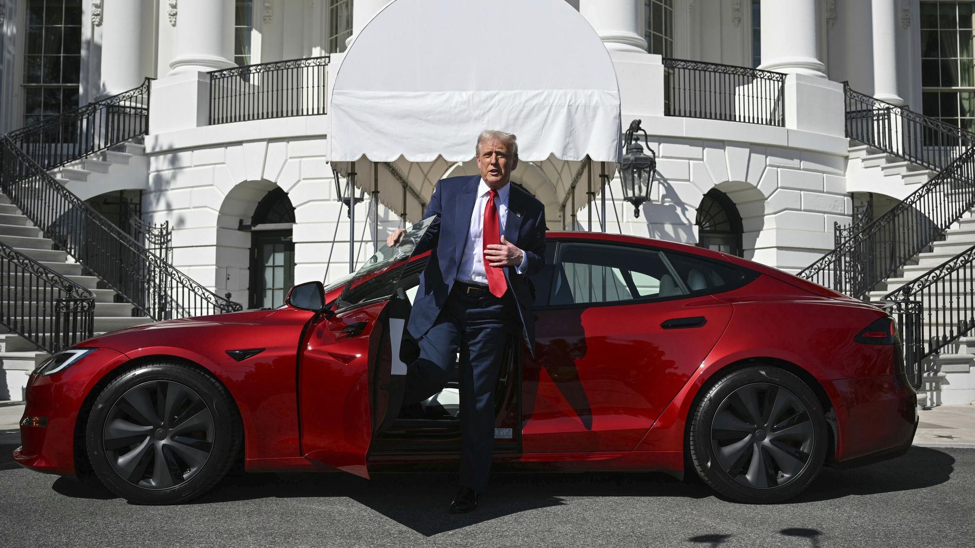 Президент США Дональд Трамп выходит из автомобиля Tesla Model S на Южной лужайке Белого дома Президент США Дональд Трамп выходит из автомобиля Tesla Model S на Южной лужайке Белого дома - РИА Новости, 1920, 12.03.2025