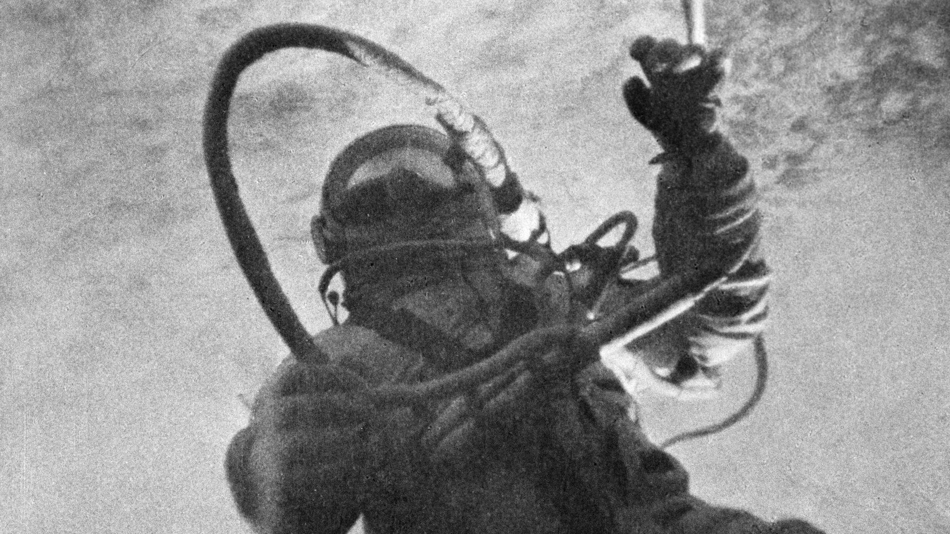 Космонавт Алексей Леонов во время выхода в открытый космос. 18-19 марта 1965 года Космонавт Алексей Леонов во время выхода в открытый космос. 18-19 марта 1965 года - РИА Новости, 1920, 18.03.2025