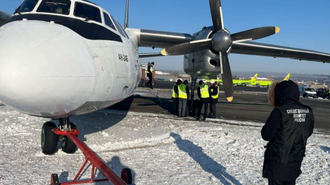 Самолёт Ан-24, который во время разворота выкатился за пределы взлетно-посадочной полосы Самолёт Ан-24, который во время разворота выкатился за пределы взлетно-посадочной полосы - РИА Новости, 1920, 12.03.2025