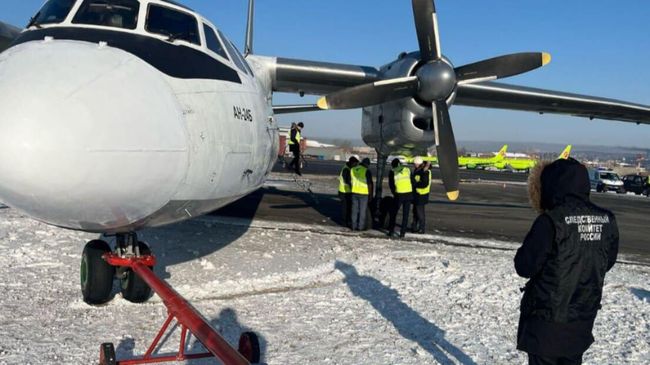 Самолёт Ан-24, который во время разворота выкатился за пределы взлетно-посадочной полосы