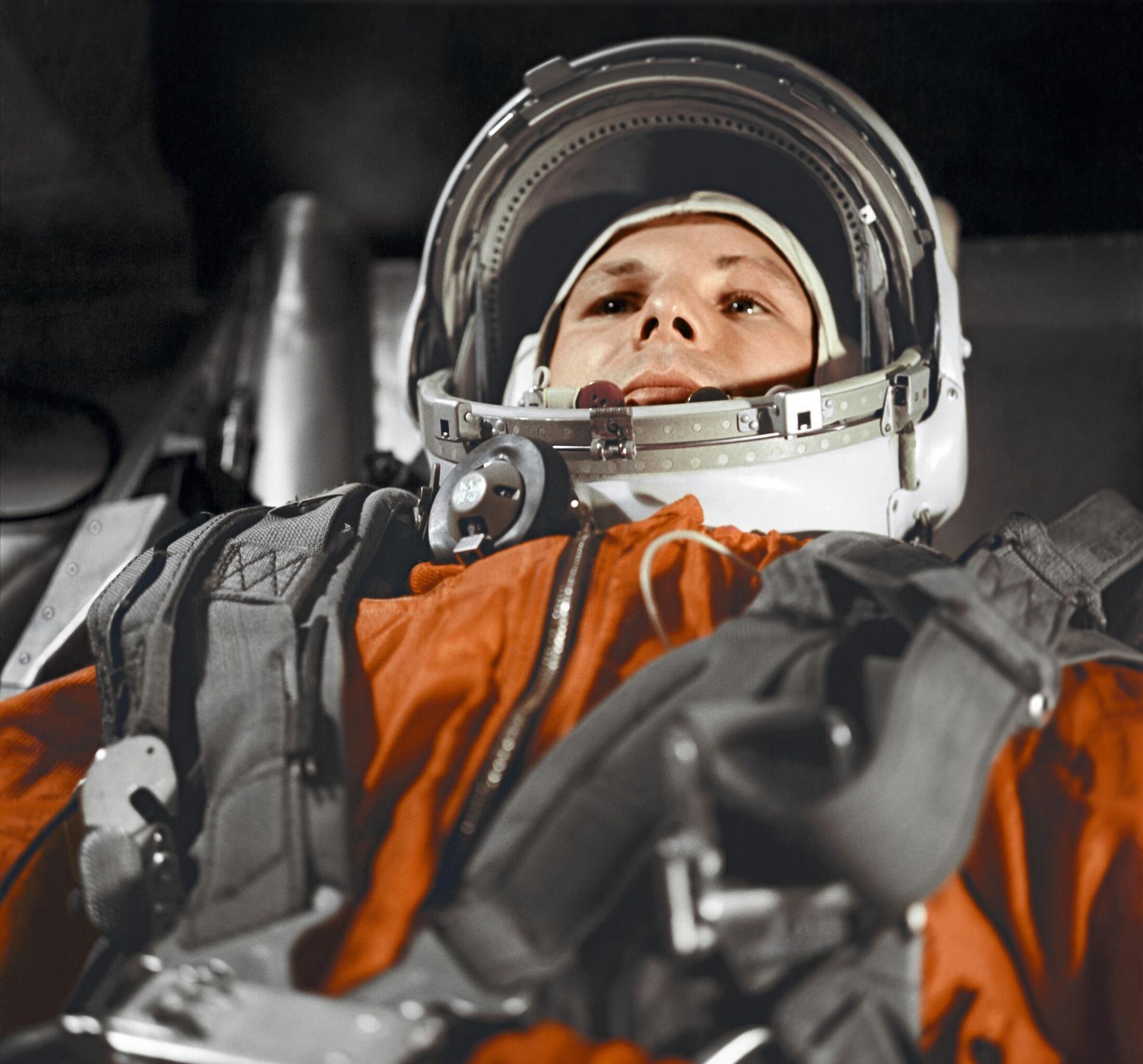 Космонавт Юрий Гагарин в кабине космического корабля Восток-1 перед стартом Космонавт Юрий Гагарин в кабине космического корабля Восток-1 перед стартом - РИА Новости, 1920, 28.04.2026