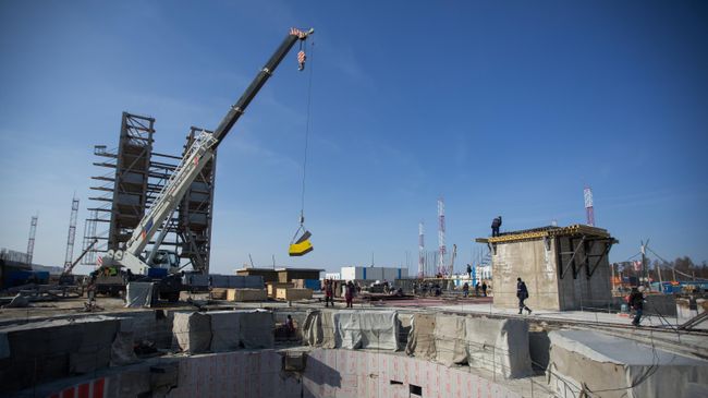 Рабочие на монтаже оборудования на огневом кольце стартового комплекса космодрома Восточный в Свободненском районе Амурской области