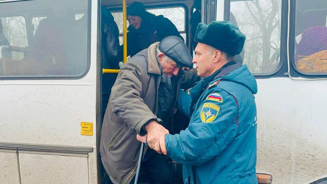 Эвакуация российских граждан с территории Суджи силами военных и волонтеров Эвакуация российских граждан с территории Суджи силами военных и волонтеров - РИА Новости, 1920, 13.03.2025