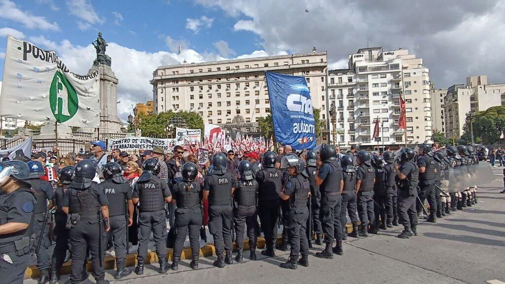 Акция протеста в поддержку пенсионеров в Буэнос-Айресе. 12 марта 2025 Акция протеста в поддержку пенсионеров в Буэнос-Айресе. 12 марта 2025 - РИА Новости, 1920, 13.03.2025
