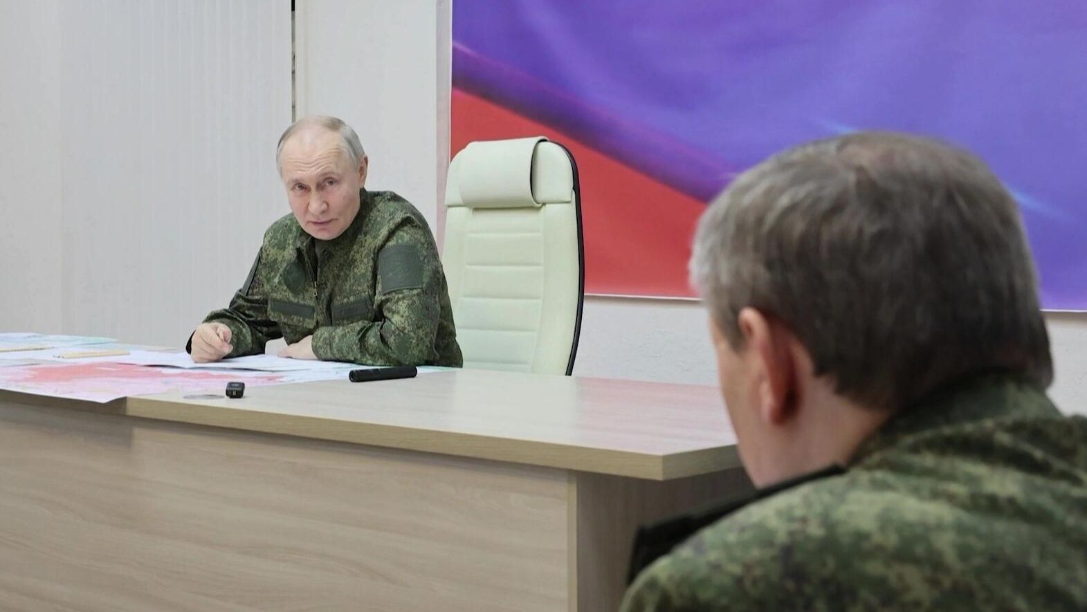 Президент Владимир Путин и начальник Генерального штаба Вооруженных сил РФ Валерий Герасимов на одном из пунктов управления курской группировкой войск Президент Владимир Путин и начальник Генерального штаба Вооруженных сил РФ Валерий Герасимов на одном из пунктов управления курской группировкой войск - РИА Новости, 1920, 13.03.2025