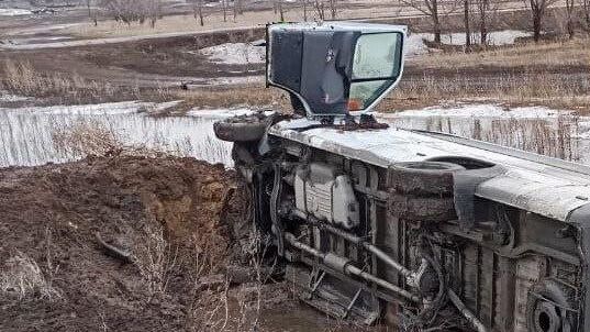 Микроавтобус с группой спортсменов опрокинулся в кювет в Саратовской области. 13 марта 2025 года Микроавтобус с группой спортсменов опрокинулся в кювет в Саратовской области. 13 марта 2025 года - РИА Новости, 1920, 13.03.2025