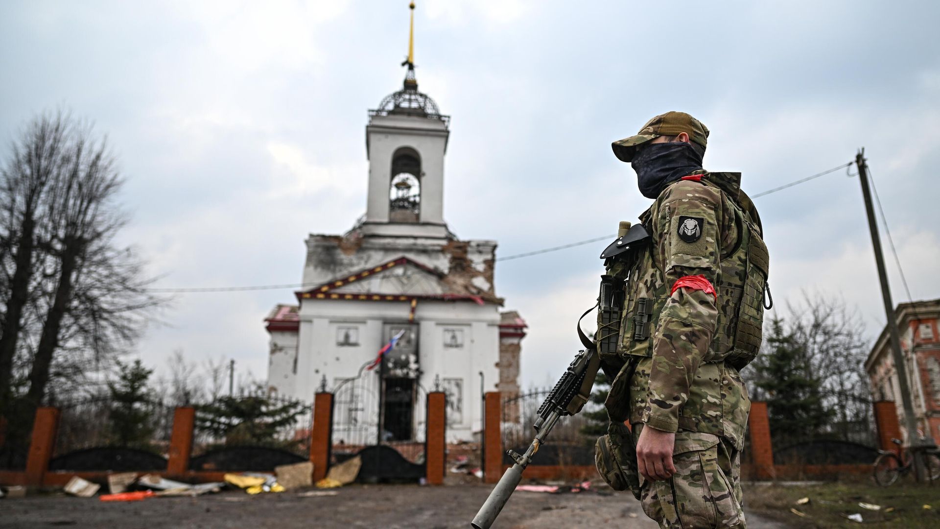 Военнослужащий у церкви Воздвижения Честного Креста Господня в селе Черкасское Поречное в Суджанском районе Курской области, освобожденном российскими Вооруженными силами от подразделений ВСУ Военнослужащий у церкви Воздвижения Честного Креста Господня в селе Черкасское Поречное в Суджанском районе Курской области, освобожденном российскими Вооруженными силами от подразделений ВСУ - РИА Новости, 1920, 03.05.2025