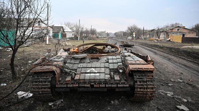 Подбитый танк ВСУ Т-64 в селе Черкасское Поречное в Суджанском районе Курской области