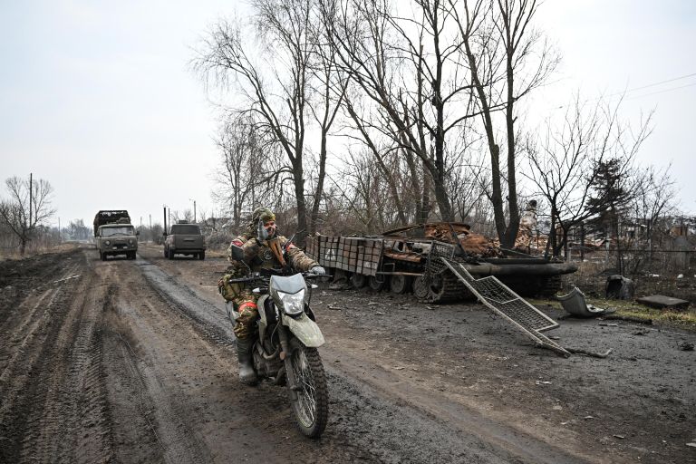 Военнослужащий батальонной тактической группы (БТГР) Каштана спецназа Ахмат в селе Черкасское Поречное в Суджанском районе Курской области, освобожденном российскими Вооруженными силами от подразделений ВСУ