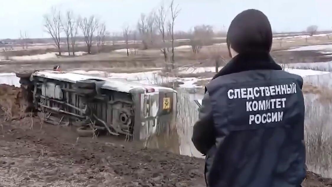 Работа СК РФ на месте ДТП с микроавтобусом в Саратовской области. 13 марта 2025 - РИА Новости, 1920, 13.03.2025