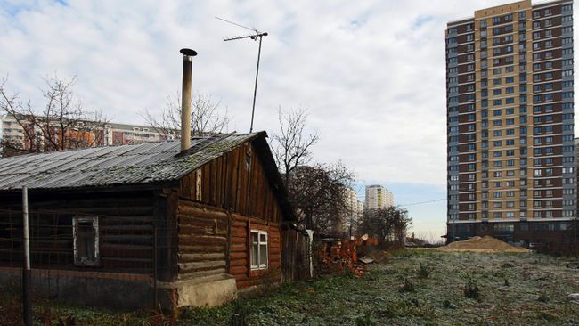 Один из старых жилых домов неподалеку от жилого комплекса